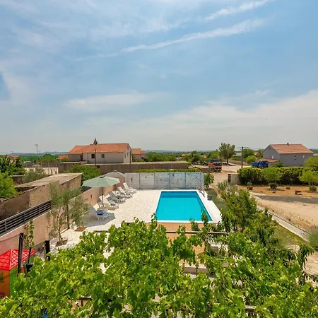 In Lisicic With Pool Lisicici