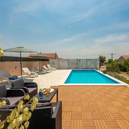 In Lisicic With Pool * Lisicici