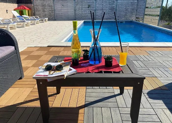 Semesterbostad In Lisicic With Pool *