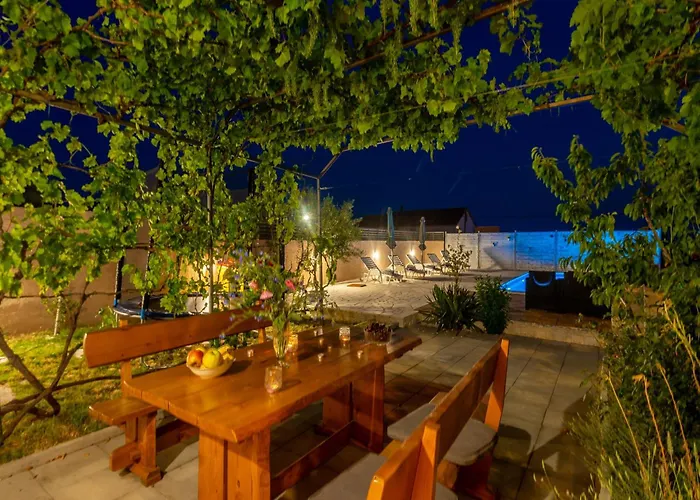 Semesterbostad In Lisicic With Pool