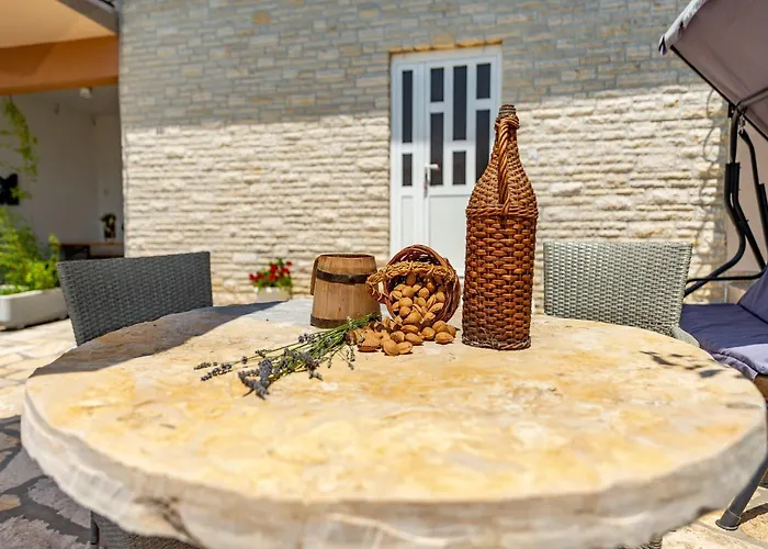 Semesterbostad In Lisicic With Pool